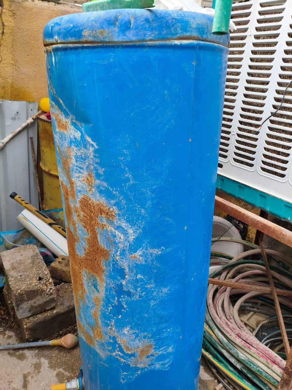 سخان حجم كبير شغال مابيه هيتر. ٣٠ سعره. والسنك ٢٠ قفله. حله شارع ٨٠ الرقم *********** بيه واتساب واستفسر
