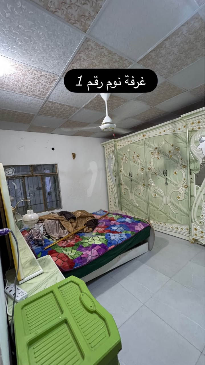 بيت للبيع حي الشهداء الزراعي اول نزله ع الحولي الجديد 
مساحة 175 متر يحتوي على غرفتين وصالة ومطبخ وصحيات ومكان الاستقبال غير مبني للاستفسار الاتصال على الرقم *********** النجف, العراق
