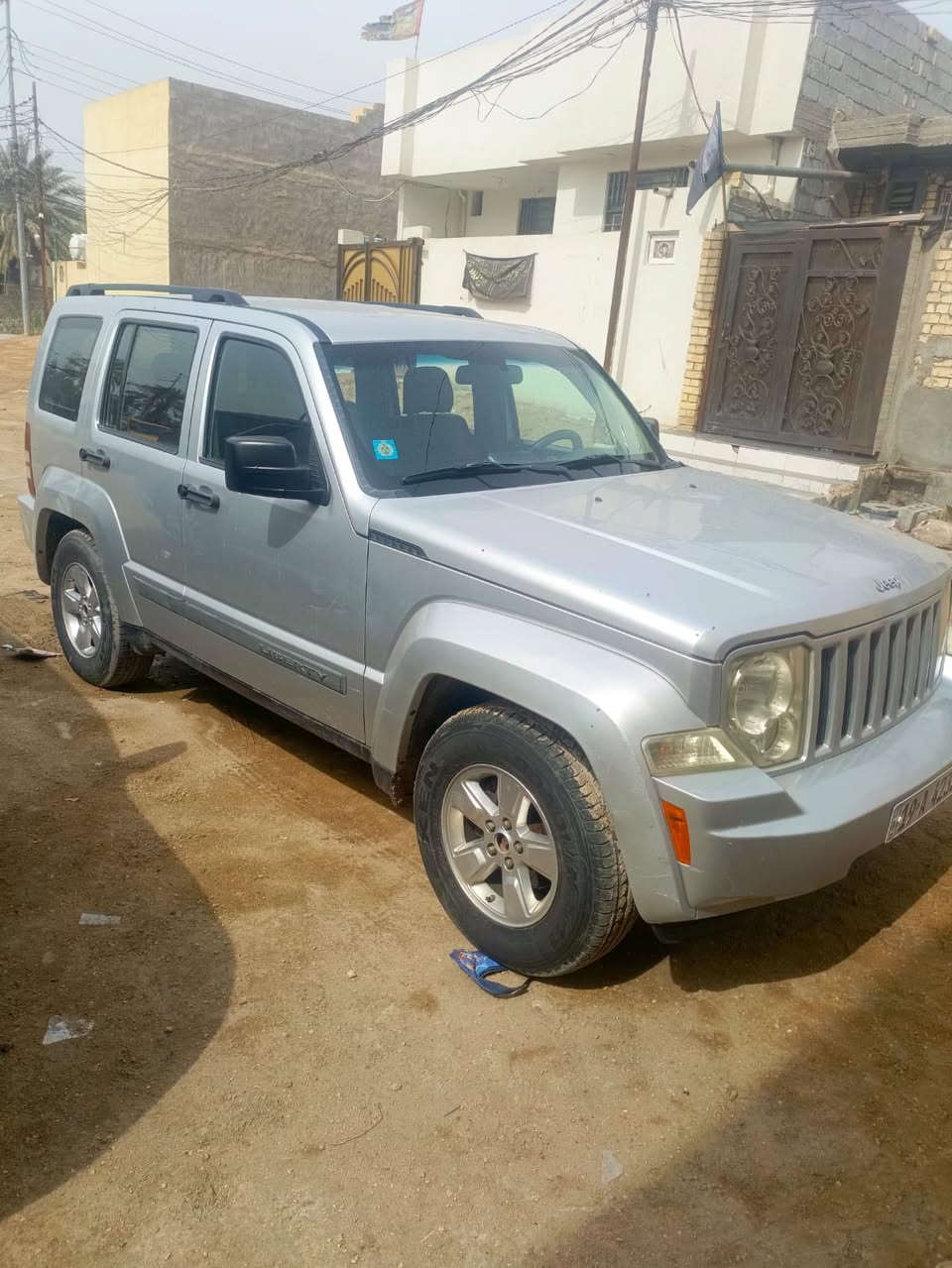 جيب كوماندي 2012 (الجيل الثاني KK) سيارة SUV مدمجة تتميز بقوتها ومتانتها، مجهزة بمحرك 
 سعة 3.7 لتر ينتج 210
 حصان، وناقل حركة أوتوماتيكي من 4 سرعات. تتوفر بنظام دفع رباعي 4+4
)، وتتميز بتصميم صندوقي، ومقاعد جلدية/قماشية، وميزات عصرية مثل UConnect للبلوتوث،
، مما يجعلها مناسبة للطرق الوعرة والمدن. 
المواصفات الفنية بالتفصيل:
المحرك: V6
 SOHC 12-valve، قوة 210 حصان.
ناقل الحركة: أوتوماتيكي بـ 4 سرعات.
نظام الدفع: دفع رباعي (
كفاءة الوقود: استهلاك متوسط بحوالي 7.6 كم/لتر.
السحب: قدرة سحب تصل إلى 5000 رطل. 
هاذي صفحه مخصصه للبيع جميع أنواع سيارت 
رقمي التواصل ***********
