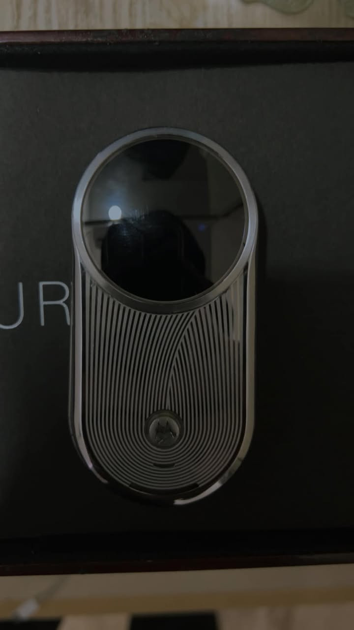 للبيع موبايل Motorola Aura الأصلي، من أندر وأفخم الموبايلات القديمة بالعالم. تصميمه المعدني الدائري المميز يخليه قطعة فخمة لهواة الأجهزة النادرة والـ Collectors.

الموبايل بحالة جيدة ويشتغل، تصميمه ميكانيكي بفتحته الدوّارة وشاشته الدائرية النادرة. هذا الموديل كان من أغلى الموبايلات بوقته وسعره كان تقريباً 2000 دولار.

مناسب للي يحبون الأجهزة الكلاسيكية أو للعرض والاقتناء.
الموقع: أربيل.
السعر مليون وربع قابل للنقاش للجادين.


**إذا كنت صاحب هذا الإعلان وتريد حذفه لأي سبب، رجاءا أرسل رسالة إلى الدعم الفني**