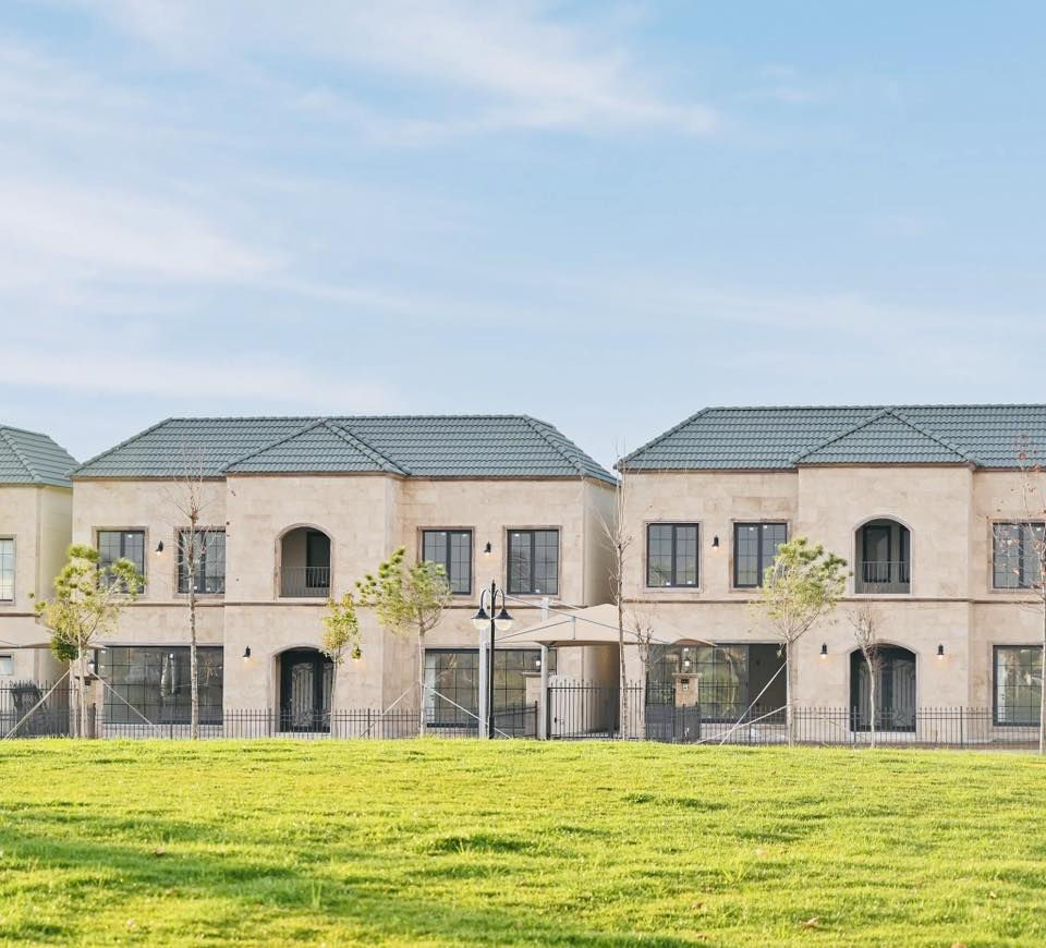 فيلا للبيع في أربيل قرية الاسبانية 430 متر 
يتكون:-
4غرف
أستقبال
صالة
مطبخ حار و بارد 
مجموعة صحيات 
كراج حديقة
📞للتواصل
👇

كورك.  ***********
اسيا.   ***********
زين.    ***********
