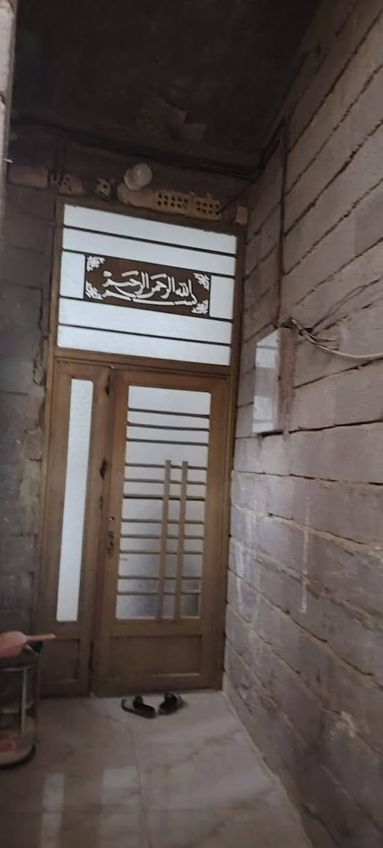 بيت للبيع سند ٢٥ الحر الكابينات واقع حال ٦٥ بس بلسند ٥٠ متر عرض الشارع ٨ متر البيت طابقين الطابق الأول كامل بس الثاني هيكل كامل حته ستاره كامله عوزه بس لبخ الطابق الثاني البيت كله كونكريت مسلح شغل درجه اولا سعر البيت ٥٨ وبي مجال بسيط للاستفسار اكثر اتصل ***********
