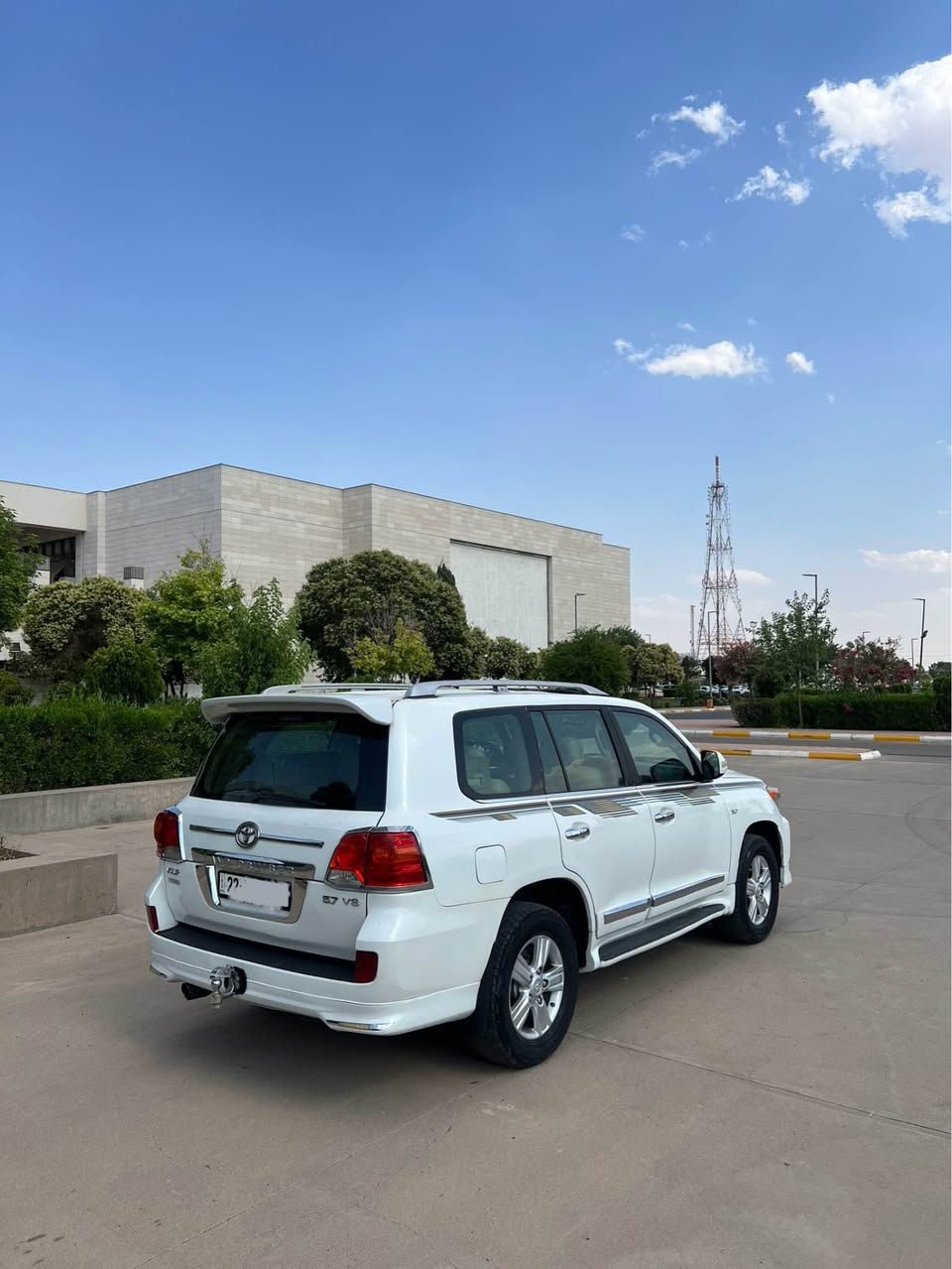 للبيع لاندكروز 
GXR V6 2009 
محدثه 2014
رقم اربيل الجديد بأسمي سنويه تنتهي 2028 
المواصفات فول
فتحة سقف بصمه كشنات جلد
تبريد ٣ قطع  فورويل ثلاجه تحكم ستيرن شاشه حديثه + كاميرا خلفيه و كاميرا اماميه
السياره حادثها جاملغ خلفي وجنطه وبيها طخه بالجاملغ الامامي اعتبرها صبغ عام وبدون شاصي وبدون ايرباك 
السعر 250 ورقه
***********
مكان السياره اربيل 
ورقمها اربيل بأسمي أربيل, العراق
