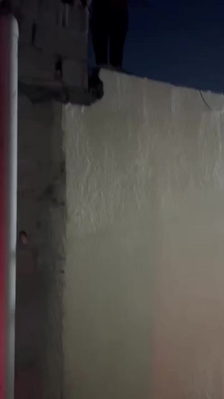 السلام عليكم بيت للبيع غرفه ومطبخ وصحيات مساحته ٣٥ متر مربع بمنطقه حي البساتين حي الصدرين قريب على الشارع العام مقابل شارع الصحه يم سكله كمال سعره (15) وبي مجال بسيط للاستفسار الاتصال على الرقم ***********
