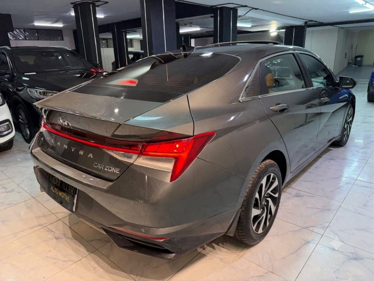 🚘 هيونداي النترا CN7 موديل 2022 الفئة الرابعة 
🚘 Hyundai Elantra CN7 2022 – Smart Plus
 (الفئة الرابعة)
🔹  الموديل 2022 الفئة الرابعة 
🔹 الموتور : 1600CC تنفس طبيعي 4 سلندر
🔹 الفتيس : اوتوماتيك من 6 سرعات
🔹 العداد: 34,000 كم
🔹 الحالة: فبريكا بالكامل
🔹 الصيانات: توكيل
🔹 نسخة الوكيل

✨ الكماليات:
✅ شاشة 8 بوصة Touch Screen
✅ Apple CarPlay & Android Auto
✅ كاميرا خلفية
✅ حساسات ركن خلفية
✅ جنوط سبور 16 بوصة
✅ تكييف أوتوماتيك
✅ مثبت سرعة
✅ مرايات كهرباء ضم
✅ عجلة قيادة Multifunction
✅ TPMS (مراقبة ضغط الإطارات)
✅ ABS – EBD – ESP
✅  وسائد هوائية

💡 ليه تختار Hyundai Elantra CN7؟
تصميم عصري، اعتمادية هيونداي، راحة في القيادة، مع صيانات توكيل وحالة فبريكا بالكامل.

✨ متاح كاش – قسط – استبدال 🔄
🎥 متاح فيديو معاينة للمصداقية

📍 العنوان: التجمع الخامس 
🕑 مواعيد العمل: من 11 ص لـ11 م

📞 للتواصل:01055629718


**إذا كنت صاحب هذا الإعلان وتريد حذفه لأي سبب، رجاءا أرسل رسالة إلى الدعم الفني**