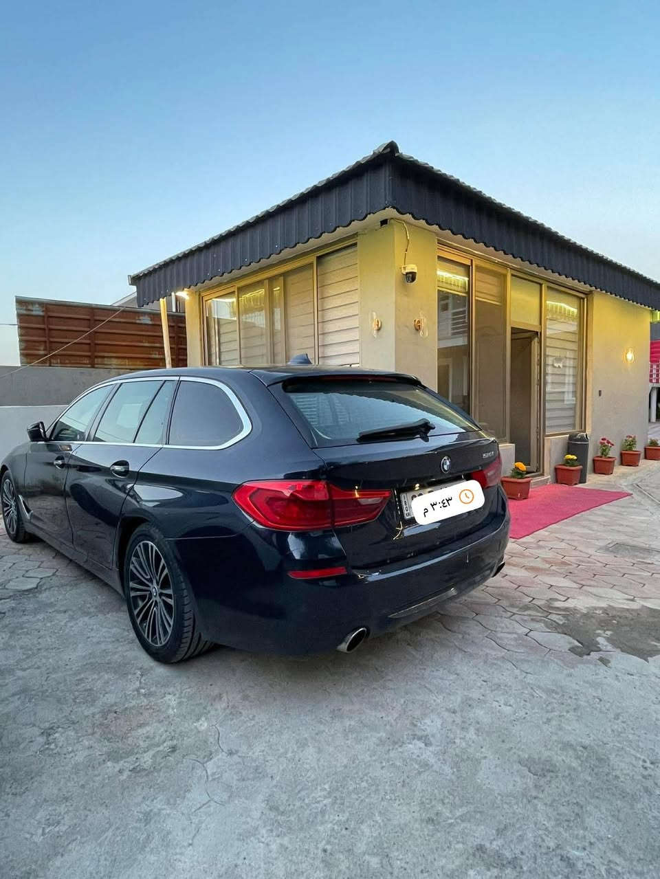 Bmw 520i موديل 2018 ( بانزين ) خليجي
بيع او مراوس
السعر 155 ورقة وبيها مجال 
مكينة اربعه سلندر 
السيارة بدون حادث
السيارة خليجية جانت مطار دبي الدولي
تحويل  

المواصفات 

بصمه تشغيل 
مثبت سرعه 
صندوك كهربائي + شفط 
ليد داخلي 12 لون بلاد 
كشنات اماميه  كهرباء 
شاشة حساسات اماميه + خلفيه 
مري كلاب .. مري شفط 
الكشنات كهرباء 
سايد بريك كهربائي بصمه 
 التبريد 3 قطع الخلفي منفصل
ملاحظة ..
تايرات جديدة ويل اصلي 18 
جاهزة بدون نقص سيارة مال جناي هواي صارف عليها
مراوس ب احدث او عالي او سيارة نسائية 
أنطي فرق

استفسار ( *********** )
