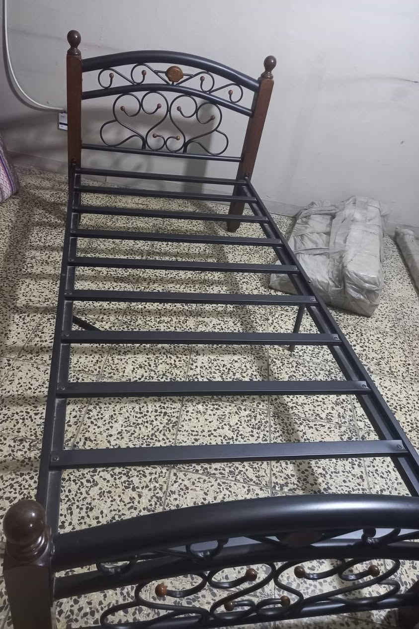 السلام عليكم ..
من رخصه الادمن ..
سرير نفر عدد ٢ جديد غير مستخدم واحد مشدود والثاني بالباكيت بعده ما مشدود سعر السرير الواحد ٦٠ الف وبيه مجال جدا بسيط لايوجد توصيل 
للتواصل رقم الهاتف ***********
العنوان بغداد الكرخ السيدية العمارات السكنية مجمع ٥
