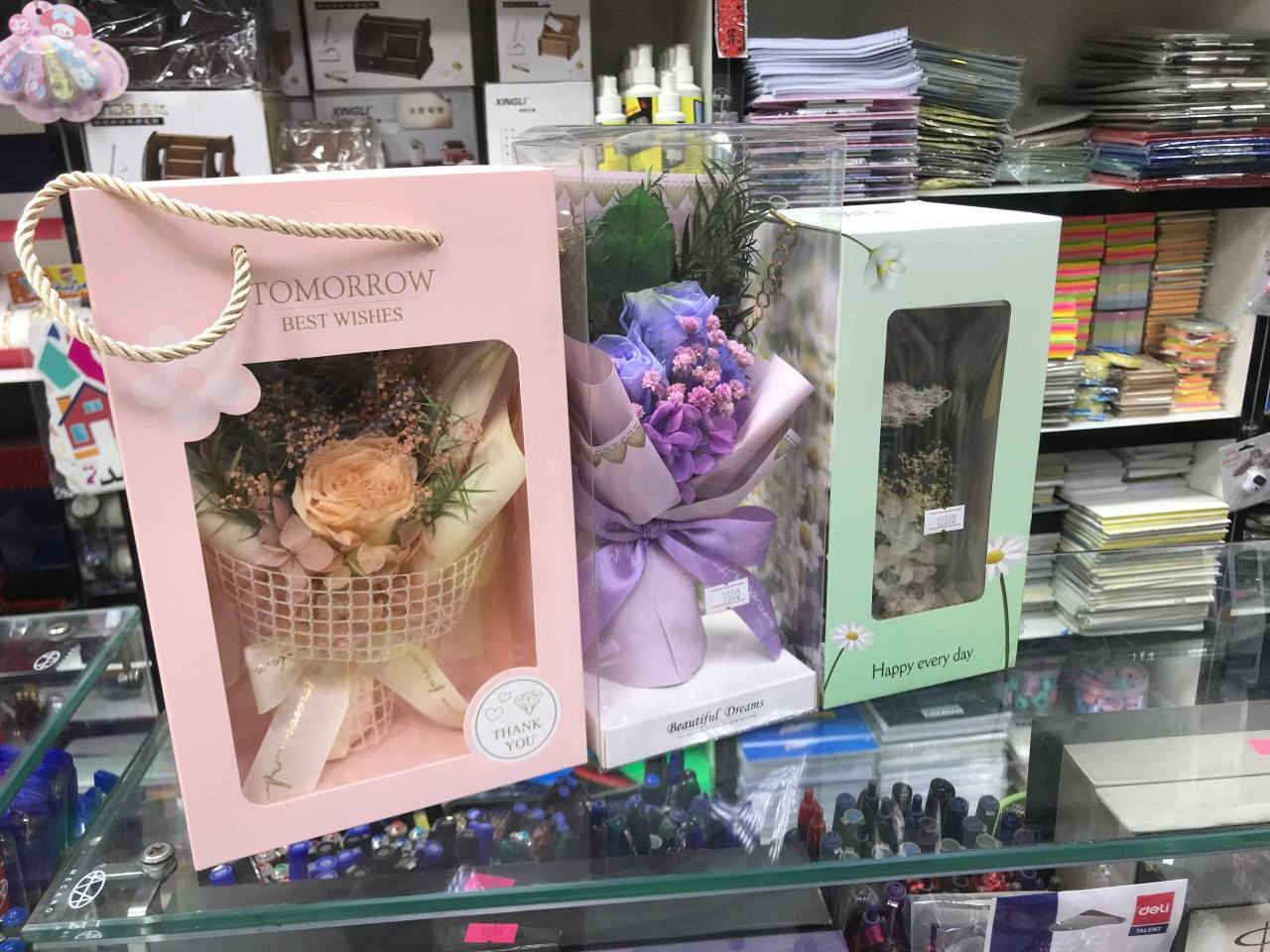 كل عام وانتم بخير 🥳 
متوفر الان 📍
هدايا أعياد الكريسماس 2026
***********
يمكنكم زيارة المكتبة 
المكان : حي النصر | شارع العام | مقابل مطعم حسين ابو التيا
