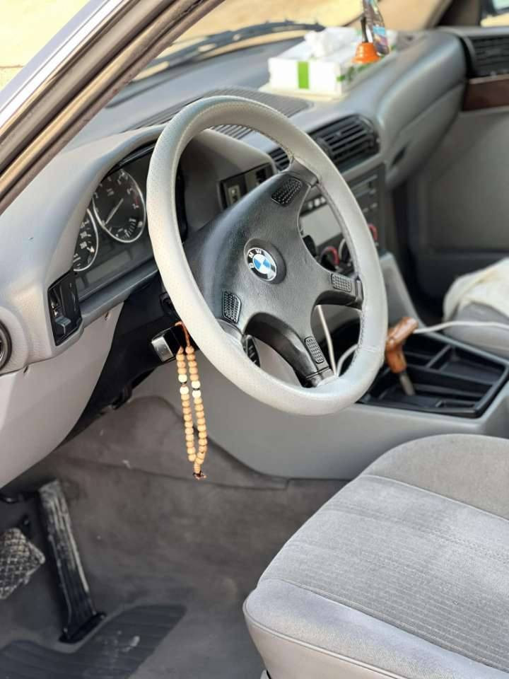 ماشاءاللە لەماڵی هەموو لایەڪ
BMW525Ai بیلاد تۆماتیک 
چاملخی پێش سایەق لێدرانکی هەیە شایەنی باس نیە 
گێڕو مەکینە بەشەرتی هەزار فیتەر
مۆدیل 1991
تەبردیوو تەقەو ڕەقە بەشەرت 
سەنەوی ساڵێکە بەسەرچووە 
بەشەرتی تەحویل خەرامە  
سعری 66 مەجالێ برایانە
گۆڕینەوە ناکەم
*********** شمشمل, السليمانية
