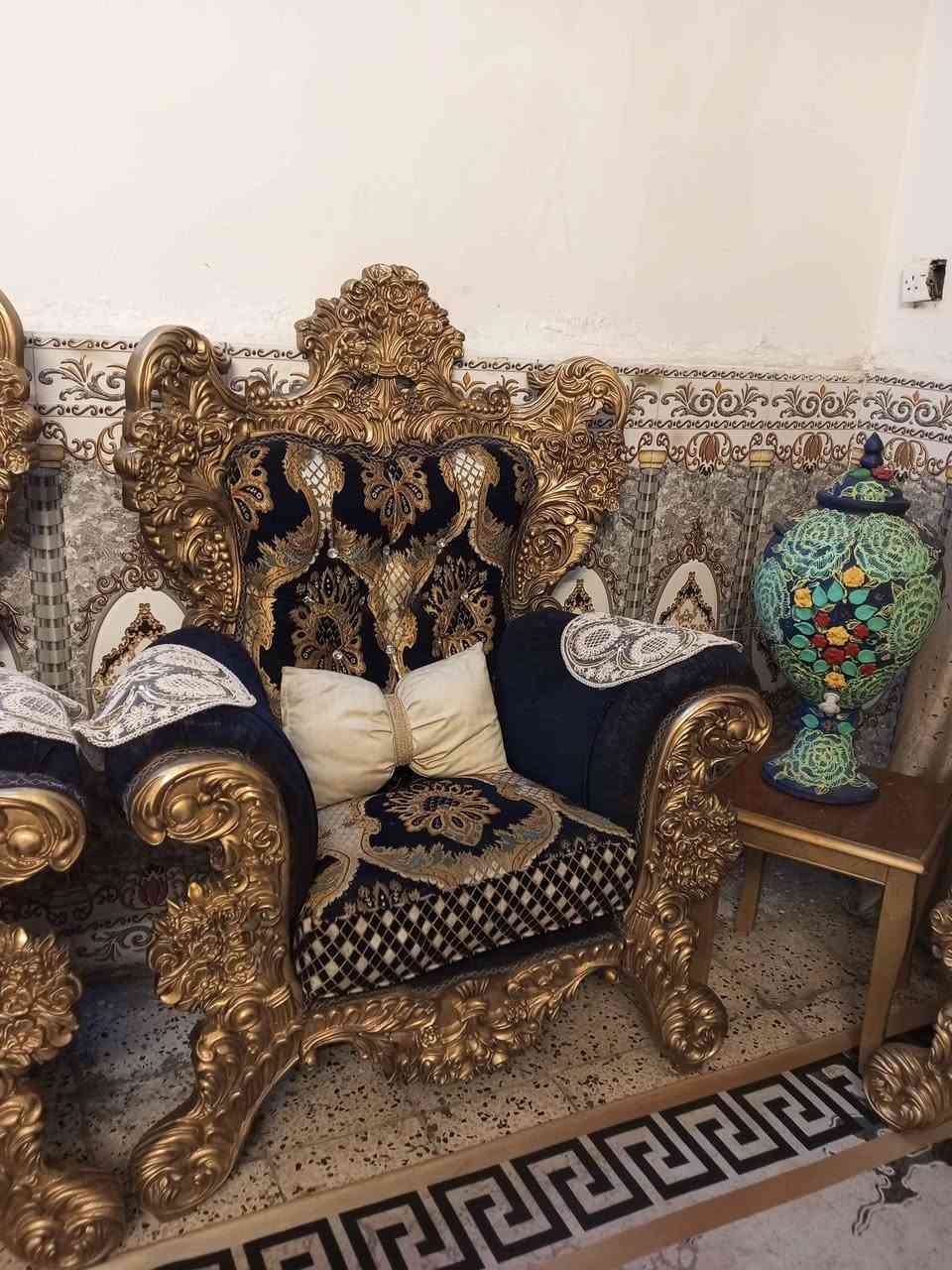 تخم زان ايراني عشر مقاعد ثقيل جدا لون نيلي لسعر 600بي مجال بسيط مكان مشتل شارع لمطبك *********** بغداد, العراق
