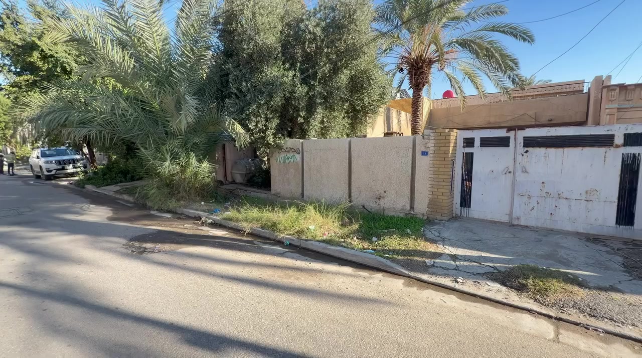 اللهم صلي على محمد وآل محمد 
دار للبيع مساحة 480 متر واجهة 16 نزال 30 ينباع حسب طلب حي الاطباء خلف شارع الخدمي سعر مناسب الاستفسار *********** واتساب
