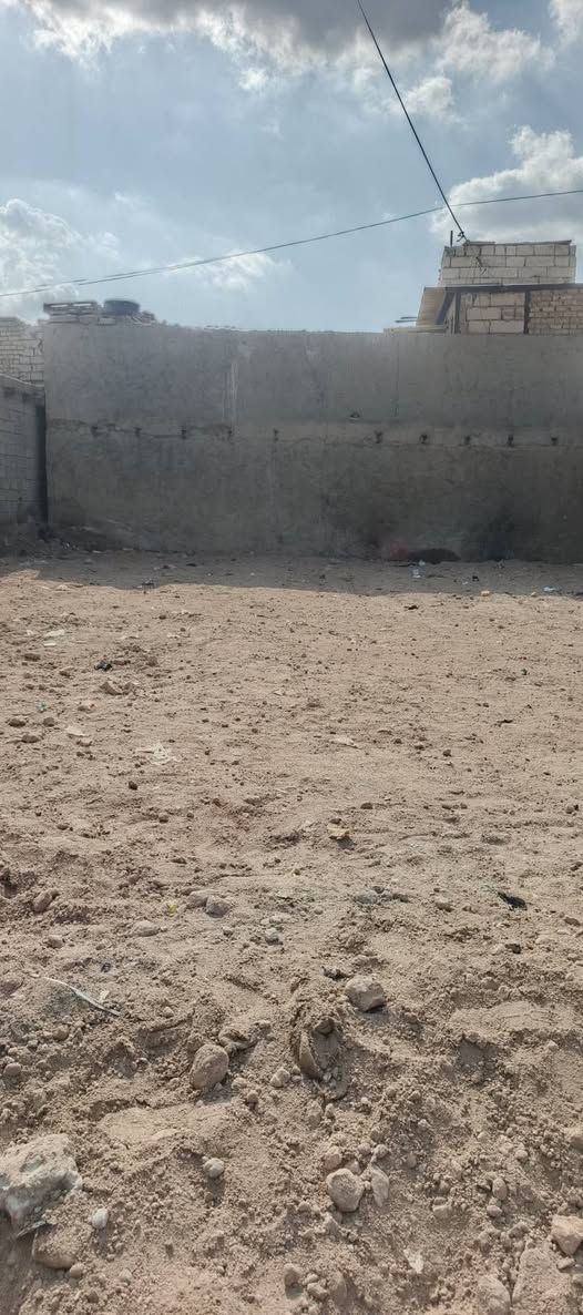 عدي قطعه ارض مساحه 200متر ويريد 100عادي  المكان النجف بلبراكيه يم شارع علگم كافة الخدمات  زراعي  البيوت اليمه مبنيه بس هيه مامبنيه المكان كافت الخدمات من مي كرهباء جديده اعمده محول بصفه مدرس حكوميه بصفه انترنيت ضوي بصف العرصه السعر 7وبيه مجال قليل الرقم *********** بي وستاب
