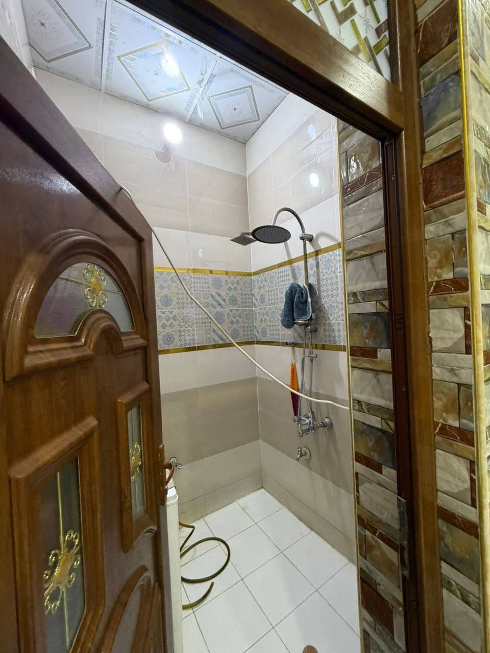 دار مساحة 247 زراعي بالمهيديه
بأكثر شارع مرغوب (شارع جامع سعيد ابن جبير)
عرض الشارع 25 متر متوفر كامل الخدمات ماء وكهرباء ومجاري ونت ضوئي وقريب جداً من التبليط.
الدار واضح من الصور نظافة 100%
طابوق كونكريت مواد البناء نوعية جيدة وممتازه
يحتوي على غرفتين نوم كبار وصالة كبيرة جداً واستقبال واسع ومطبخ حار وبارد وصحيات عدد4 
الطابق الثاني صاله وبيتونه فقط 
شغل البيت درجة أولى من مرمر وسيراميك مع انظمة ماء وكهرباء ومجاري حديثه 
السعر 225 مليون.
مراجعة مكتب الخليج للترويج والأستثمار العقاري 
(الشموخ بباب العمارات السكنيه)
كروب الواتساب بي كل العروض والصور 
https://chat.whatsapp.com/IDto8lMTDKyHzVMs1VbgXk
للاستفسار واتساب 
***********
