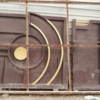 باب حديده ثقيل بس شده  عرض 3م  طول 2و ربع تقريبا   سعره 300  هيكل سقيف...