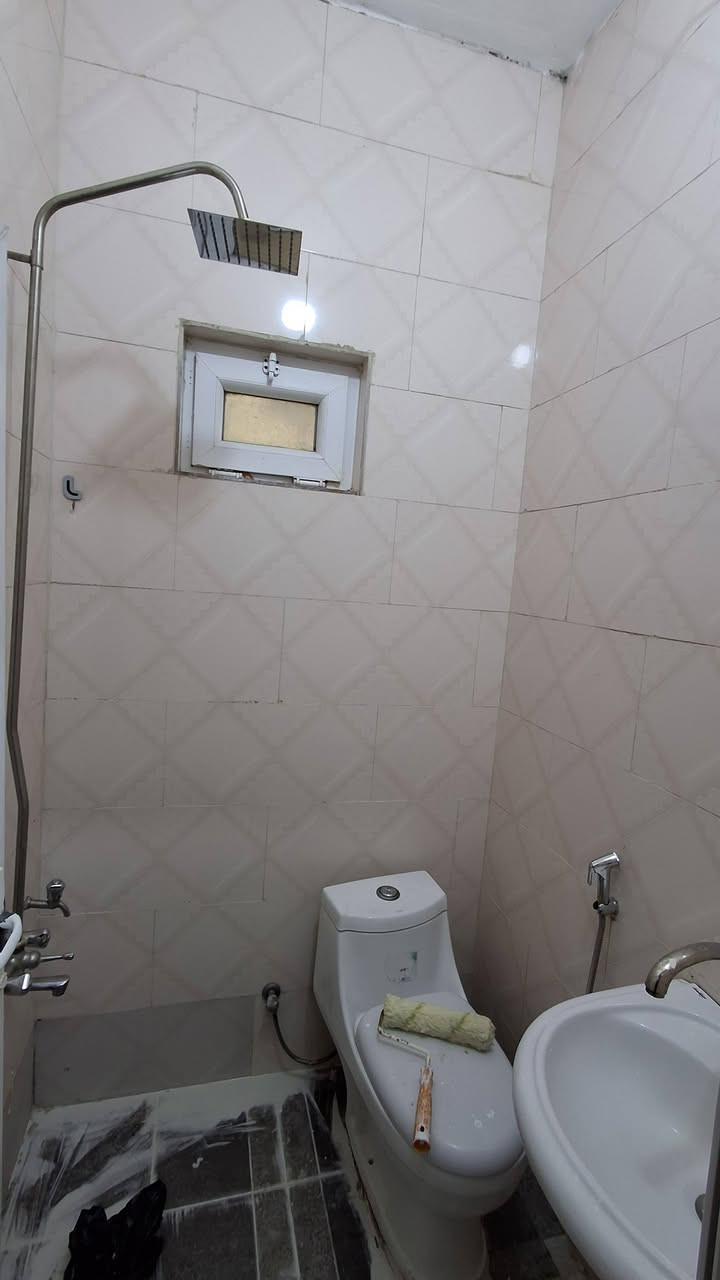 🏠للايجار شقة طابق اول معزولة 
🔵غرفة ،  صالة ،  مطبخ ،  خدمات 
🛑موقع حي الحسين قرب مجمع النسيم 
💸ايجار ٤٠٠ الف سعر نهائي 
☎️الاستفسار ***********
☎️الاستفسار ***********
