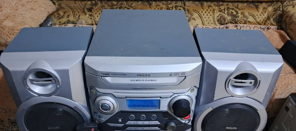 السلام عليكم .
اليكم تحفة من السيستمات الحديثة الجهاز من شركة فلبس المنشأ هولندا .كهرباء ٢٢٠ فولت .
سماعات كل تك  ٥٠ واط ..نظافة ممتازة جدا .
الارتفاع ٣٢ سم .الطول الكلي للجهاز  ٦٥ سم . 
جهاز بلادي و مضمون ان شاء الله .
 المواصفات :
مشغل اقراص  VCD و CD و MP3 .يعرض صورة و صوت عالتلفزيون ...لكن اكو بيه مشكلة بالباب يمكن حاشر او يحتاج صيانة .
 كاسيت مسجل . 
 اواكس لربط النقال او الشاشة او اي جهاز اخر .ويدعم ربط بلوتوث خارجي عالاواكس 
راديو رقمي  AM + FM .
 ادخال لربط لاقط مايكرفون .
مع خاصية التضخيم المضاعف XBass .
ونشرة ضوئية مع الصوت في واجهة الجهاز .
وياه ريمونت تحكم للجهاز .
 شغل الجهاز وصوته جدا ممتاز من علو واضح و مجسم وتضخيم بيز ممتاز .
السعر ٧٠ الف نهائي اخوان وبلا احراج .
اي استفسار والمراسلة عالخاص رجاءا او الرقم
*********** البصرة .موجود توصيل شركة .
