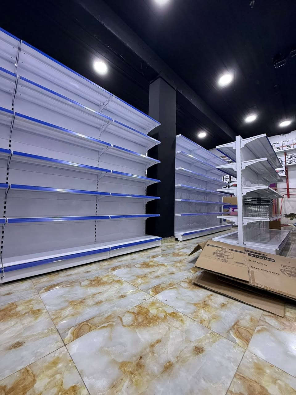 رفوف جدارية ارتفاع 2 وربع وعرض 8 متر وكل متر يحتوي على 7 رف حديد ثقيل استخدام قليل سعر المتر 150 ألف والمجموع 1.200.000 مليون 
*سفينة وسطية وجهين حديد ثقيل ارتفاع 1.80 متر وعرض 7.20 متر كل 120 متر يحتوي على 7 رف سعر السفينة 1.150.000 مليون 
عارضة جبس تربط مع السفينة جهتين ثقيل كل جهة تحتوي 4 سلة و2 رف سعرها 275 ألف 
ميز كاشير كبير 2 متر نظيف السعر 500 الف 
سلة تسوق عدد 5 السعر 25 ألف 
سلات جبس عدد 2 جديد السعر 60 ألف 
اتصال ☎️ ***********
***********
العنوان / كوت الزهراء
