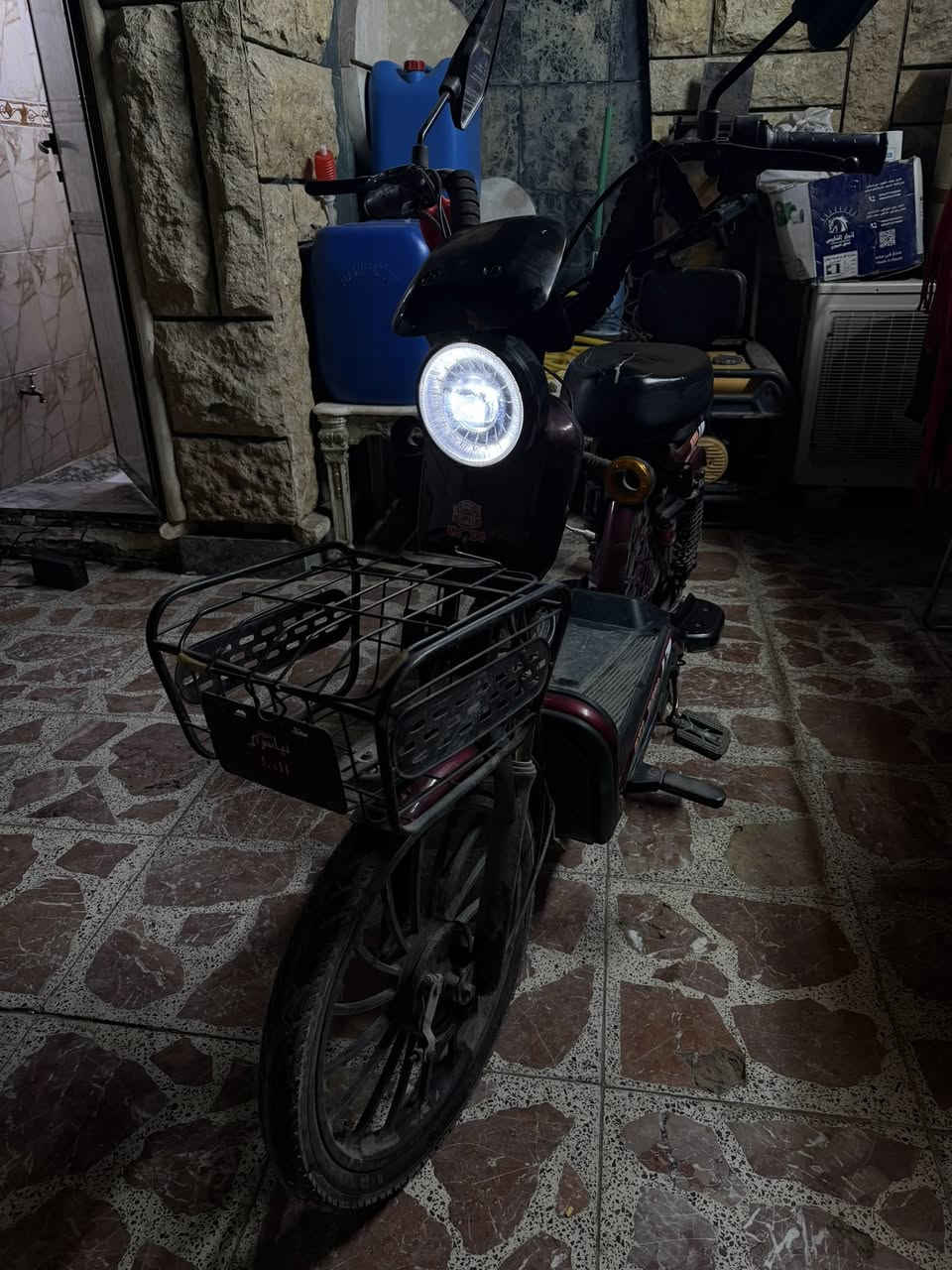 السلام علبكم. دراجه شحن اربع بطاريات جديده نسبه النضافه95بل ميه الدراجه نضيف كلش استعمال قليل نقصهه بس  ويرادله برغي حتى تثبت الشاشه. لان مكسوره قاعده ابرغي تثبت والاشارات كما موضح بل صوره وشاحنتهه الاصليه وياهه   اسويج وبصمه  وبيهه قفل بل ويل وبطاريته جديده. ما متعوبه استعمال. شهر وكم يوم  مابيهه اي نقص الدراجه. السعر350الف  وبيهه مجال حك جيتك  الاستفسار بغداد الشعب.   الرقم*********** متواجد على مدار24 ساعه
