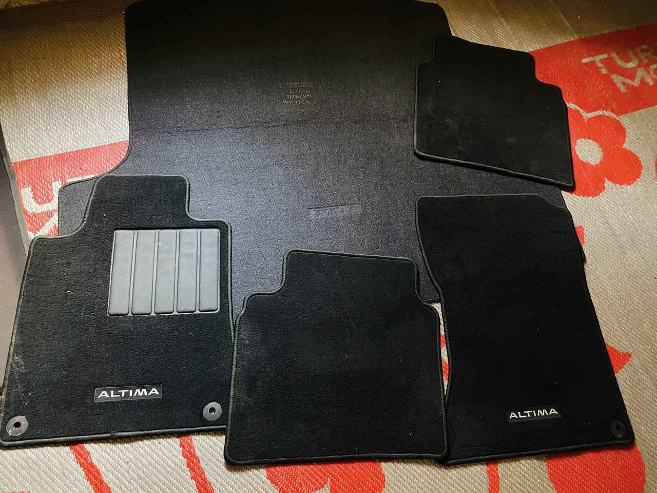 سلام عليكم 
حبايبي عندي هذني للبيع بعدهن جدد 
والارضيات بلادي 
1ارضيات كامل مع الفرشه 
2 مسند ذراع 
3صدريه كشن 
4 بردات 
ابيع كامل سعرهن 150 توصيل عليه 
شراي ادخل خاص وتدلل


**إذا كنت صاحب هذا الإعلان وتريد حذفه لأي سبب، رجاءا أرسل رسالة إلى الدعم الفني**