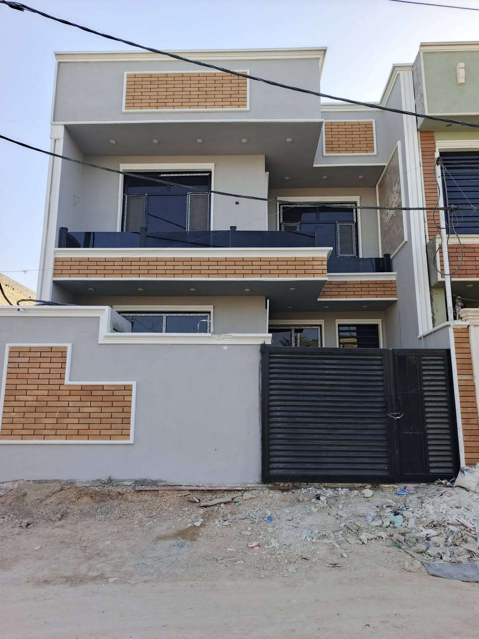 🏠دار   للبيــــــــــع    طابو زراعي سند ٢٥
فـٓــــي
محيزم  ٤ / شارع العلويه شريفه الجديد

مقابيل الملعب الخماسي. 

يبعد عن شارع العلويه شريفه

٢٥٠متر
____________
المساحه ١٥٠  متر
٧٫٥٠ × ٢٠.

زيرو استلام مباشر
________________
🧱تفــاصيــل
غرفـــــ عــدد ٣وصالــــــــــة وهـــــــــــول ومطبــــــــخ  ومجـمــــــــع صحــــــــيات  داخليـــــة  وخارجيـه ومنـــــــــــاور وطــــــارمـــــ .
___
__________
💲متوفر كافه الخدمات / /  /ماء/ كهرباء/ انترنيت ضوئي
_______________
مـراسلـه الــصفحه او زيـاره     #مكتــــــ ب القمه للعقار
#الكائــــــــــن
فـــي شارع ٨٠ شارع العلويه شريفه الجديد  ___________________________________
📲***********
________
@إشارة
