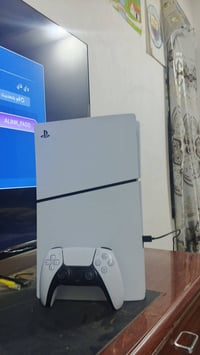 بلاي ستيشن ٥ • بدون منفذ أقراص • ملحقات أصلية