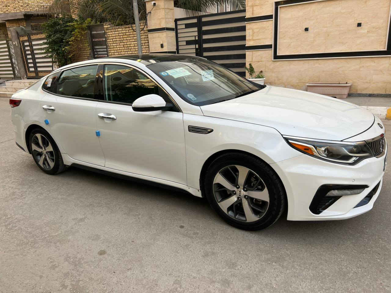 السلام عليكم 
كيا اوبتيما 2019 أمريكي حادثها جاملغ وبنيد مبدلات والباقي كفاله رقم بغداد تحويل فول مواصفات للاخير واحد على واحد ماشيه 90 الف 
محرك 2400 كزوزين 
السعر 148 وبيها مجال الشراي يتصل وبلخدمه *********** مكان السيارة ناصريه مركز
