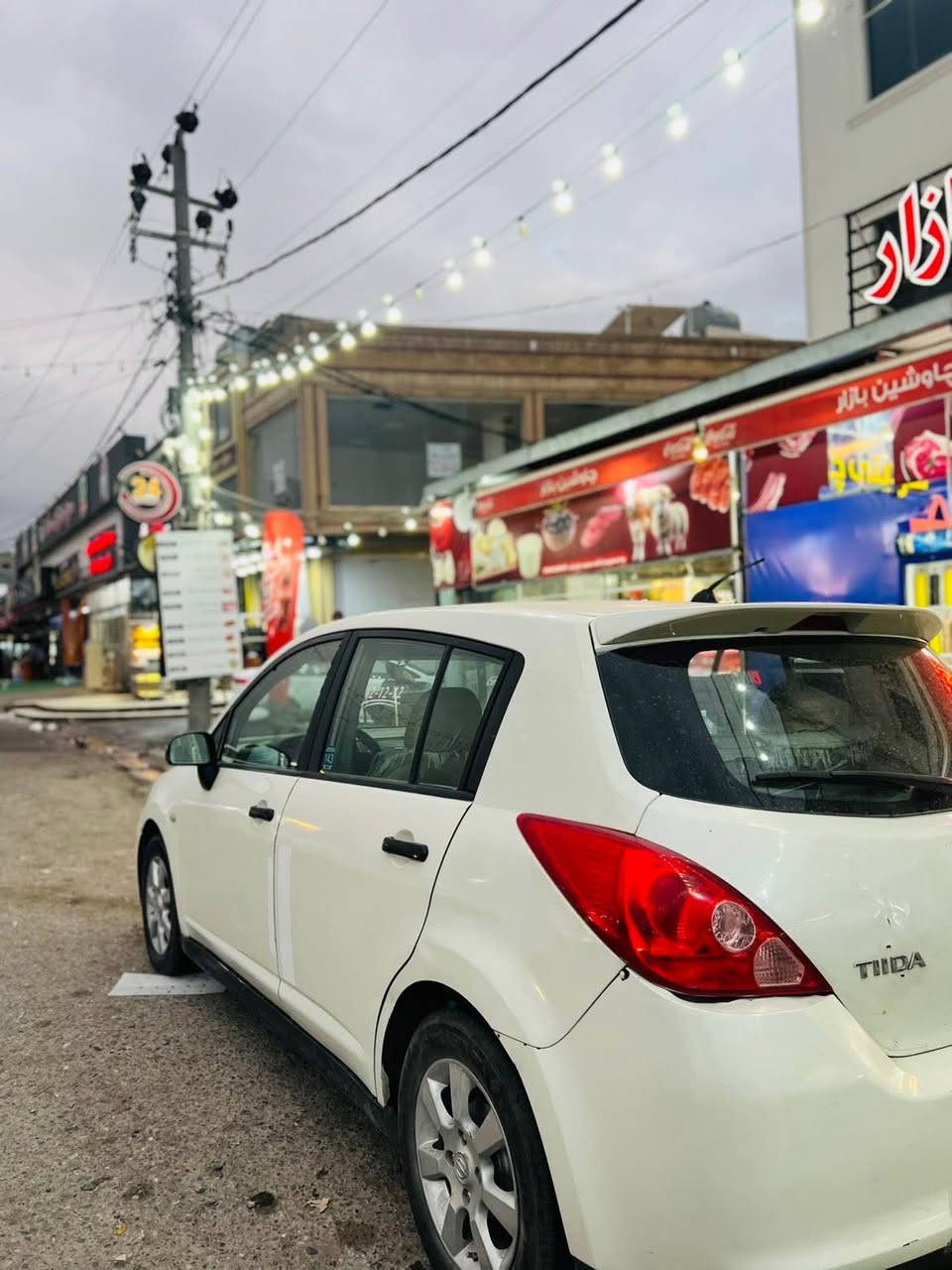 نیسان تیدە مۆدێل 2009 مواسەفات SL ئاوێنە کارەبا ٤ جام کارەبا گێر تۆماتیک مەکینە 15 جەمپەکی خەفیفی پشت و پێشی هەیە بەبێ ژۆرێ سەیارەکە حیزام بۆیاخە بۆ جوانی گێر و مەکینە بە شەرتە سەنەوی 2020 بەسەر چوە 350 هەزار خەرامەی لە سەرە دوای ماحمەلە دەت دەمەوە سەیارەکە جاهیزە بەس سەیاقەکی دەوێ  نرخی 78گەڵا مەجالێکی برایانەی تێدایە ژمارەی مۆبایل *********** أربيل, العراق
