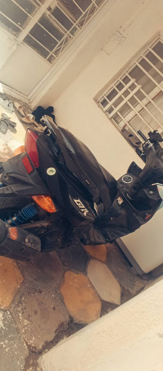 السلام عليكم ورحمه الله دراجه للبيع او مراوس مكينه رمبه سعر البيع 500 وبيها مجال بسيطدمكاني بغداد رقم الهاتف+ ***********
