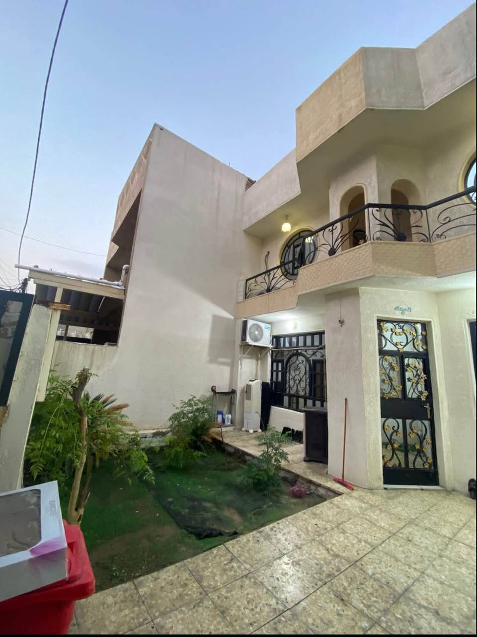 🏡بيت للبيع في بغداد حي تونس افاق عربيه 
١٥٠ متر واجه ٧.٥٠ ونزال ٢٠ 
زراعي سند ٢٥ تحويل مباشر من صاحب الدار
يحتوي على
📌 كراج+حديقه
📌٤غرف نوم وحده طابق ارضي و٣طابق ثاني
📌مدخلين صاله ومطبخ
📌حمامات طابق ارضي وثاني
📌مناور عدد٣ +مخزن 
موقع ممتاز قريب من الشارع العام وبنفس الفرع السكني عرض الشارع ١٠ متر 
العنوان حي تونس شارع جامع القرأن الكريم 
فرع اسواق المصطفى وافران صمون الامير
للاستفسار 
***********
*********** بغداد, العراق
