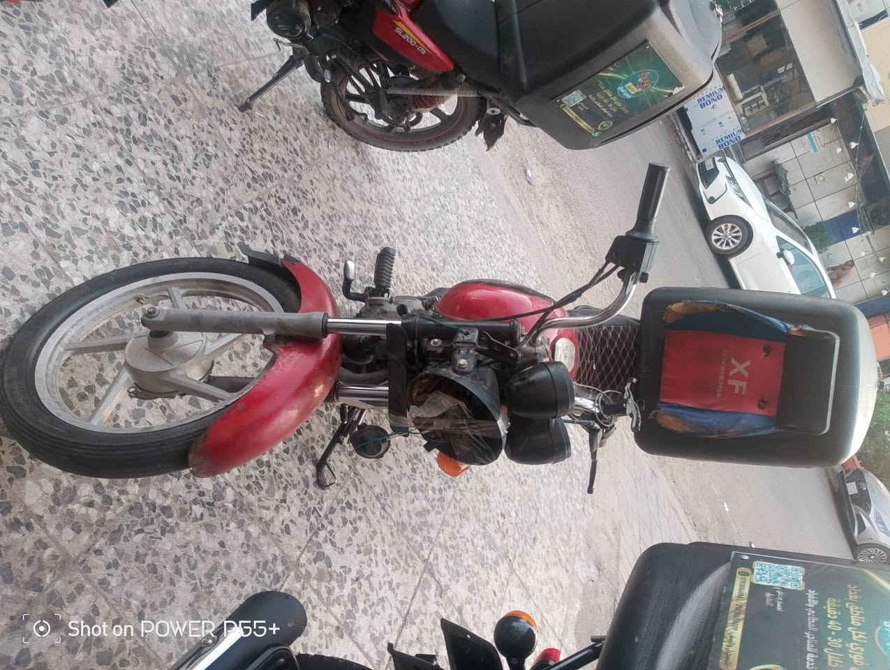 السلام عليكم شباب عندي دراجه بوكسر موديل 18  مكينه مجفته جديد شركه اوراقها اوصولي 450 الف وبيها مجال *********** بغداد شارع فلسطين
