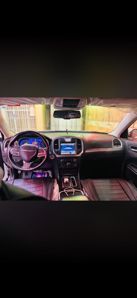 اوباما 300 موديل 2021
فول مواصفات 6 سلندر بصمة فورويل 
رقم ***********
مواصفات بصمه تشغيل وبصمة بوب اماميه  كشنات جلد كامرا حساسات اماميه وخلفيه تحكم ستيرن تشغيل عن بعد   بدون فتحه سقف السياره جديده   كير + محرك مكفولات  ماشيه 72 الف كيلو السياره دفع رباعي  حادثها باب خلف السائق مبدل بأمريكا مال شركه وتعديل التكمه الدوسه  وباب السائق تعديل بارد . بجم كبس سياره جميع ارباكات  سليمه
