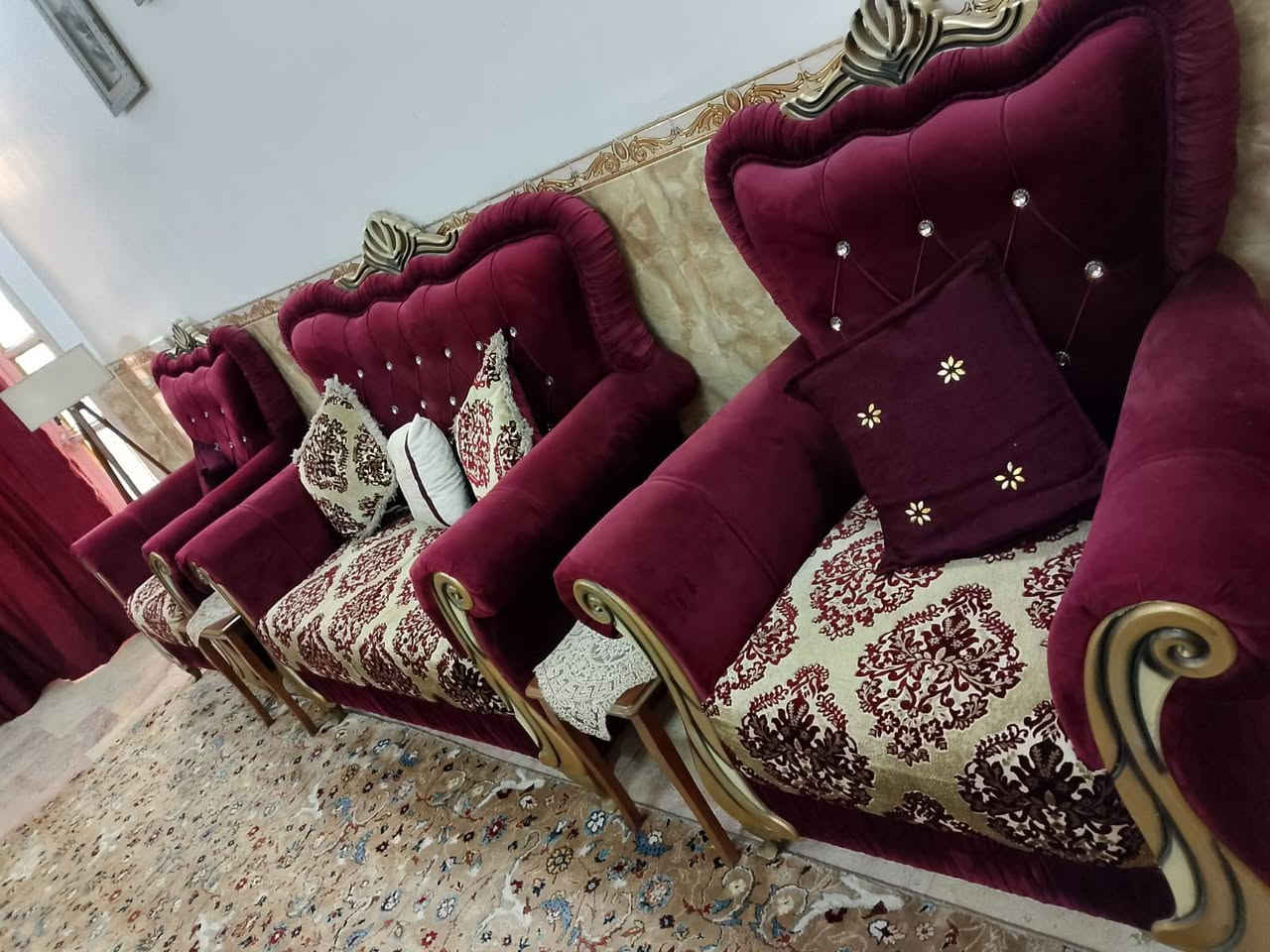 سلام عليكم تخمين للبيع تخم ملكي الماروني نضيف وشغل عراقي ثقيل  ١٠ مقاعد مع بردات  والديوان نضافه ٧٠ هم ١٠ مقاعد. سعرهن ٧٥٠. مكان غزالية ***********
