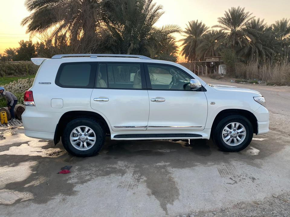 يالله 
السلام عليكم لاندكروز 2011 ستينيه اصل V6  كشنات بقلاوه رقم بغداد الجديد هزه وفحص وسنويه كله جديد مكينه وكير وحداديه كله مكفول مامفتوحات بشرط الفحص تخم تاير جديد السياره مكفوله كفاله عامه ماشية ١١٥  
الموصفات
كشنات بقلاوه جلد +ثلاث حركات 
شاشه 
كامره 
فتحه سقف 
بصمه +بصمه ابواب 
يدات نيكل 
مري كهرباء +اشاير بل مري 
حساسات امامي خلفي 
تحكمات ستيرن جهتين 
بعد بيه هواي موصفات معروفه مواصفات الستينيه فول
السعر  ٣١٢ وبيها مجال
***********
