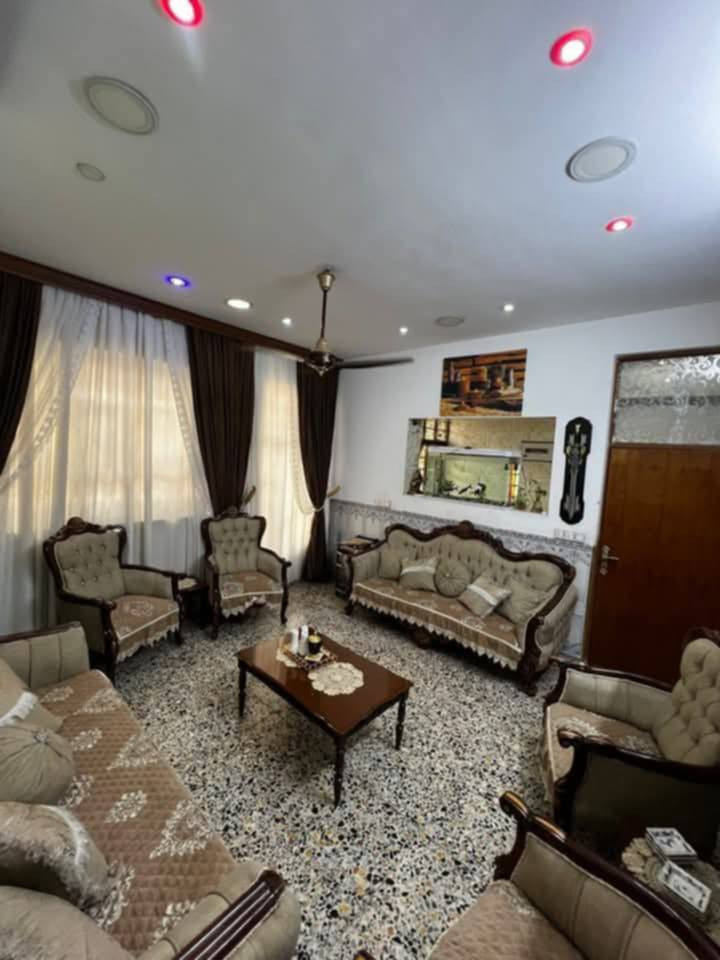 السلام عليكم
دار للبيع في قضاء الحسينية بالقرب من السوق الكبير خلف مرطبات العذراء الدار مُلك صرف مساحة الدار 120 متر نزل 20م واجها 6م طابقين 
بناء حديث مؤسس من 3 خطوط ماء و 3خطوط كهرباء والبناء رفت و كاشي وسيراميك درجة اولى والدرج صب مغلف مرمر وارتفاع الطابق الاول 3.20م صافي والثاني 3م
مساحة الكراج 6*5 يحتوي على حديقه صغيره 
الطابق الاول:
 مدخلين للاسقبال والصاله
مكون من استقبال مسحاتها 4.30*4.20 م 
صاله للجلوس مع مطبخ بارد
غرفه مساحتها 4.25*4.25
وحمام داخلي + تواليت خارجي 
و مطبخ حار 
الطابق الثاني:
غرفة مساحة 6*4.20
وغرفه ثانية مساحة 4.25*4.25
وحمام 
طابق الثالث:
مخزن 
وسطح امامي وخلفي شتايكر 
للاستفسار الاتصال على الرقم *********** او واتساب
