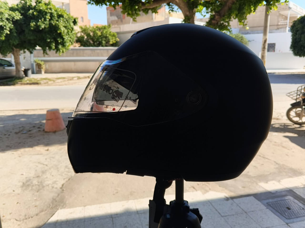 Casque  modulable Crivit en noir mat taille L, doté d'un écran solaire intégré
Ce type de casque modulable offre une flexibilité permettant de relever la mentonnière pour une utilisation en ville se
Il est généralement équipé d'une boucle micrométrique pour une fixation rapide et sécurisée
Ce modèle est souvent certifié selon les normes européennes de sécurité (ECE 22.05 ou 22.06).

Plus d'infos au 28354573


**إذا كنت صاحب هذا الإعلان وتريد حذفه لأي سبب، رجاءا أرسل رسالة إلى الدعم الفني**