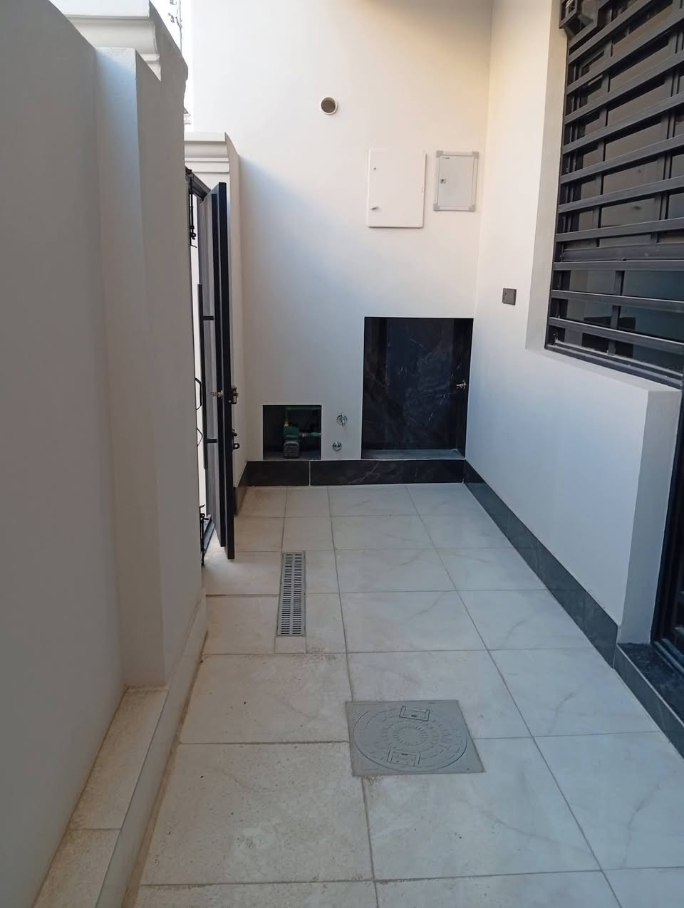 بيت للبيع مساحه 100طابقين طابوق جمهوري طابو زراعي قرار محكمة خدمات كامله يحتوي على اربع غرف نوم واستقبال ومطبخ وصاله وصحيات عدد3 العنوان كربلاء المقدسه قرب مستشفى ابو مهدي المهندس قرب شارع ميه يصلح حسينية او سكن قريب على الشارع الزوار السعر على الخاص الإتصال على الرقم التالي ***********
