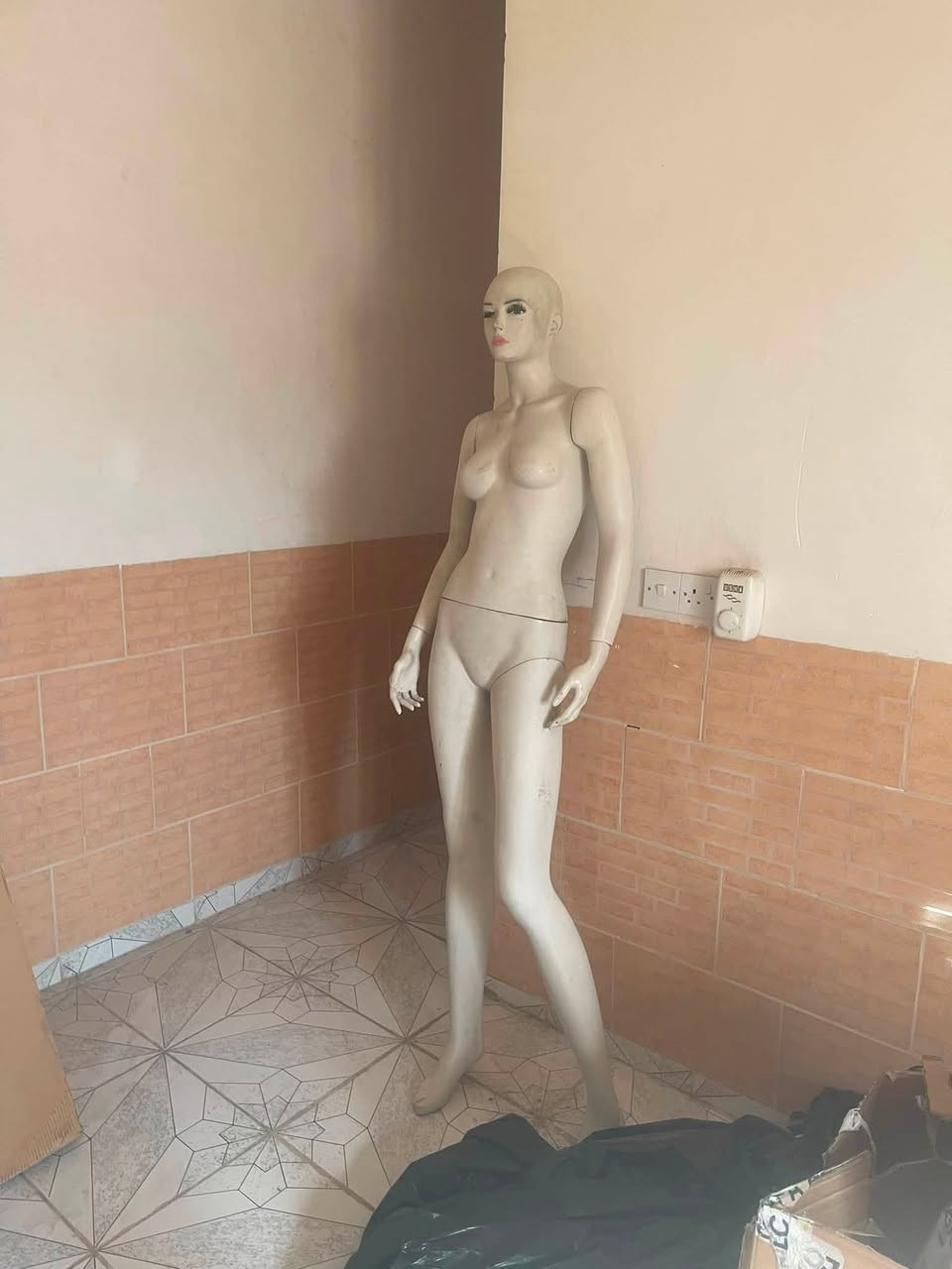 بوكى خه ياتى ژنان وپياوان ومندالان هه يه بؤفرؤشتن جوابى كومند ناده مه وه شوينمان ده ربه نديخانه كه ياندن هه يه داواهه ربوك ده كه رسمى بنيره واتساب و فايبه ر ***********
