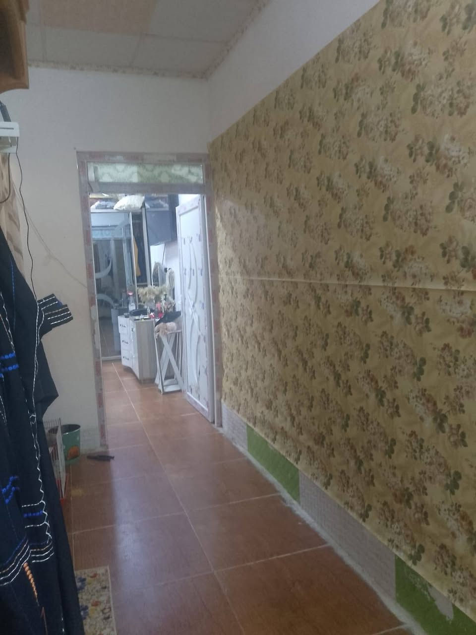 ١٠٠ متر واجه ٥ متر عمق٢٠متر  غرفه وهول وستقبال ومطبخ سقف ثانوي الارض بورسلين جمعيه الكندي حي البنوك براس الفرع سايدين حولي ثالث بيت بالفرع ماء كهرباء للاستفاار الاتصال على ***********
***********
