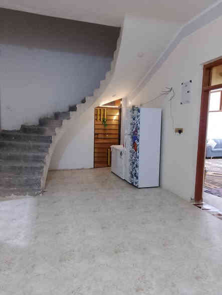 بيت للبيع طابو اسهم   جميع الخدمات متوفره تبليط  ماي  مجاري  مساحه 220طابقين كونكريت مسلح الطابق الاول يتكون من غرف عدد 2
ومطبخ وصالة واستقبال ومطبخ وصحيات داخليه وخارجية   الطابق الثاني يتكون من شقتين 
الاولى باب ع الشارع تتكون من غرف عدد 2ومطبخ وصالة وصحيات
  الشقة  الثانيه درجها داخل البيت تتكون من غرف عدد 2ومطبخ وصالة وصحيات  العنوان ناصرية الثورة منطقه الكنازوه قرب شارع السكك السعر170وبي مجال ***********
