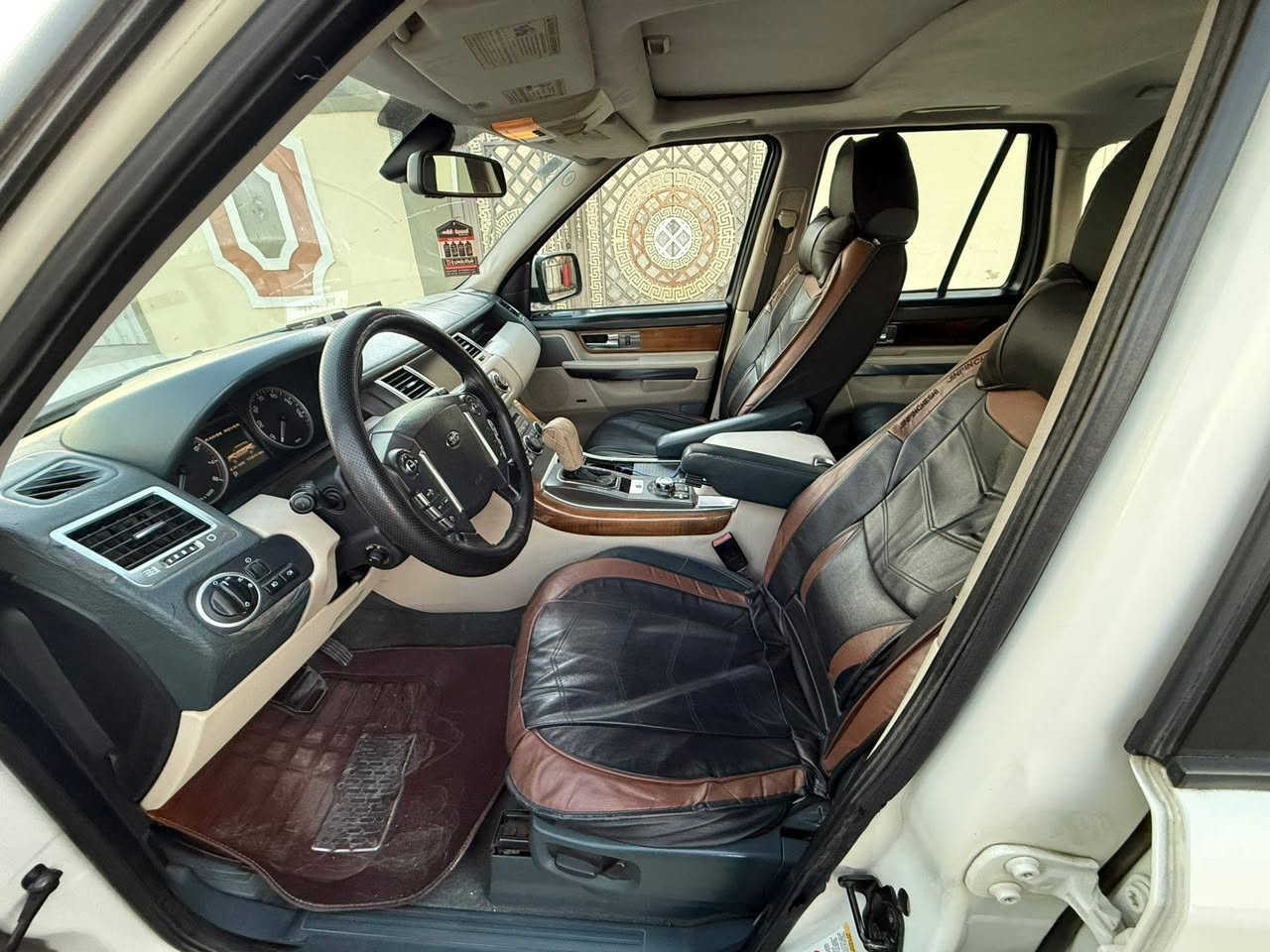 رانج روفر  سبورت موديل 2010 خليجيه
وكاله سرداد مكفوله 
مكينه V8 بدون سوبر
صندوك شفط   
ستيرن كهرباء +هيتر   
فتحه سقف   
جوبلس تصعد وتنزل   
مري شفط 
مقاعد كهرباء 
داخل جلد بيجي 
شاشه وكامره خلفيه   
مقعد خزن ميموري   
تبريد ثلج 

رقم بغداد مميز 🎖️🎖️🎖️ سنويه ل 2030 
   كير ومحرك كفاله سياره جديده
 بدون اي نقص   تخم تاير. صدر امامي خلفي جديد  
   العنوان بغداد   

السعر 120 وبيها مجال 

رقم صاحب سيارة 
 ***********
***********
