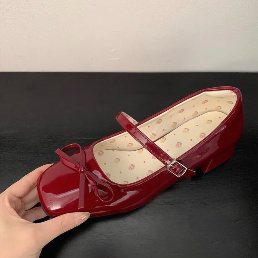 ✧･ﾟ: ✦ Mary Jane Shoes ✦ :･ﾟ✧

حذاء ماري جين باللون الماروني مع ورود ✦
تصميم أنيق بتفاصيل ناعمة يلفت الأنظار 🌸

📏 القياسات: 37 • 38 • 39 • 40

💰 السعر: 25,000 د.ع

📦 توصيل بغداد: 4,000 🚚
📦 باقي المحافظات: 6,000 🚚

📲 للحجز عبر واتساب: ***********
أو راسلونا على الخاص ✨

