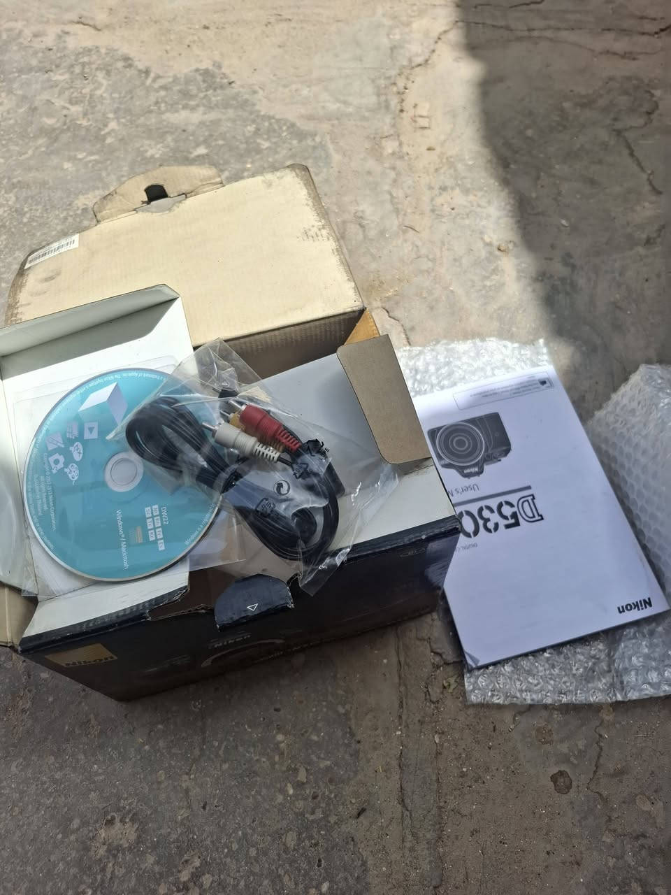 كارتون كامرة Nikon D5300 ويه ملحقاته شاحنه والفيش وقرص التعريف سعرة[ 60]يوجد توصيل اتصال( ***********)
