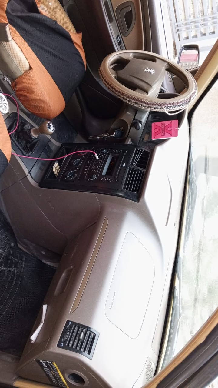 السلام عليكم لميس 2016 سنويه بسمي صدر جديد كير مكينه خير من الله دشبول عالي جاملغ وبنيد مبدل السعر 40 وبيها مجال للاستفسار واتساب ***********
اتصال ***********
