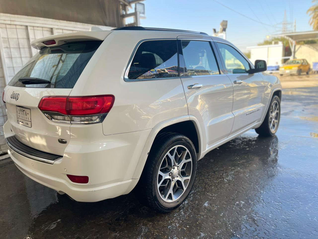 السلام عليكم 
جيب اوفر لاند وارد امريكي لون ابيض موديل2021
مواصفات السياره
1/سقف كنتاره
2/كشنات جلد حار بارد 
3/مري شفط
4/رادار جانبي
5/ حساس  خلفي
6/ثلث شاشات 
7/فور ويل
8/محرك 3600
9/الصندوق الخلفي كهرباء
10/كشنات خزن ميموري
11/ستيرن كهرباء
12/اطفاء عند التوقف ذاتي
13/داخل قرمدي
 14/داش كام
وبعد بيه هواي مواصفات

اخوان السياره حادث فقط بنيد باقي السياره مكفول

مكان السياره الديوانيه
***********
