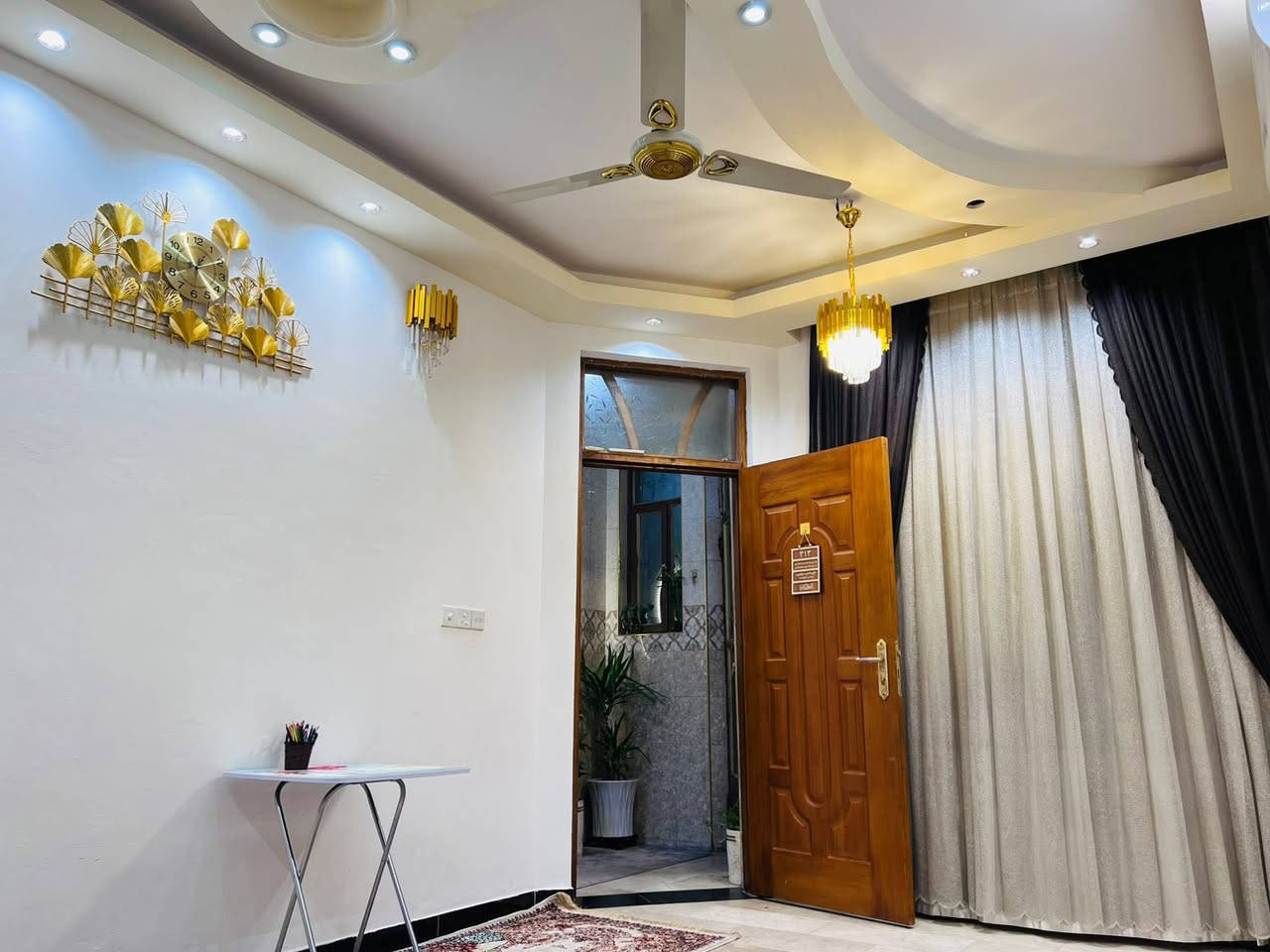 ١٠٠ متر للبيـع ٥ الوجه ونزال ٢٠
بناء ٢٠١٧ بناء درجة اولى 

ط١: استقبال ومطبخ وغرفه نوم وصاله وخدمات مدخلين

ط٢ : غرفتين نوم مع خدمات وصاله 

العنوان 📍 الطاقة فرع مطعم ساندريلا 

للاستفسار *********** 

مكتب ابراهيم السراجي للعقار
