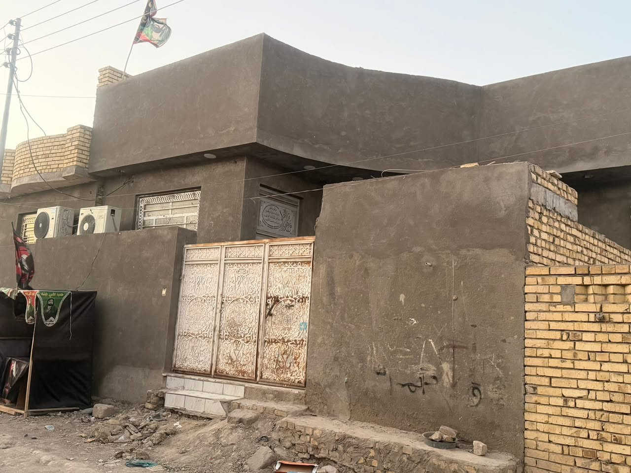سلام عليكم يوجد دار للبيع حي العسكري جهت  ترابي مساحته 200 متر نباء حديث شغل درجه اوله غرف 2 وصاله وستقبل ونطيح وصحيات دخليه وخارجيه 
للاستفسار اتصل على 
***********
***********
آبو مرتضى الحسناوي@

