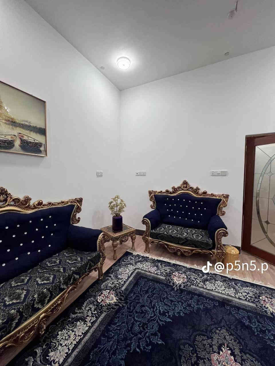 بيت مساحه ٢١٠ متر طابو زراعي سهم بلطابو بناء طابوق طابقين بناء درجه اولى بي غرفه جوه و٣ غرف فوك الشبابيك والبيبان كلهن من معمل ابو الخير يعني مو حديد عادي رقم ***********
