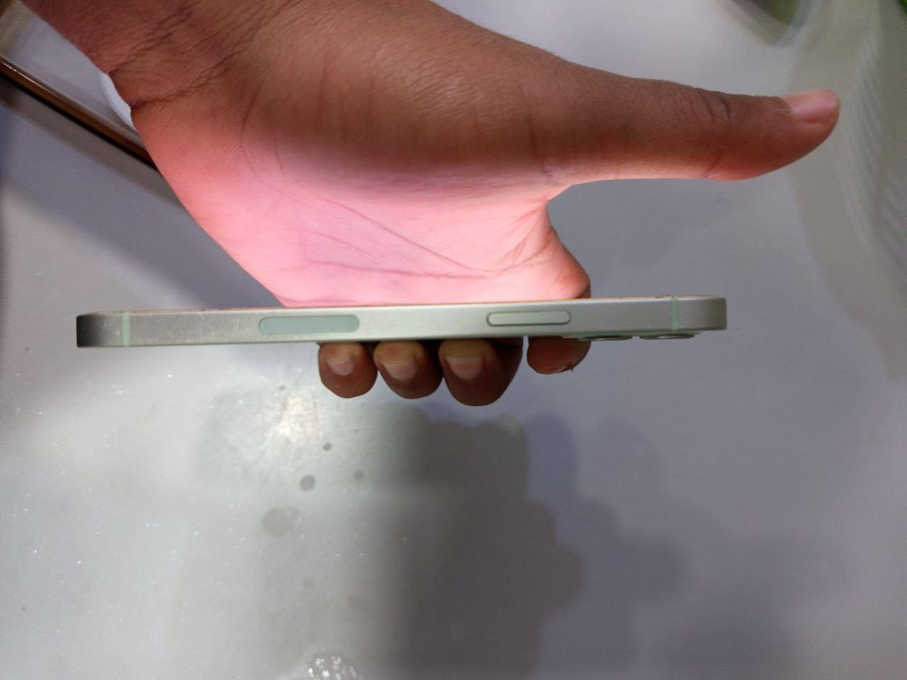 السلام عليكم
ايفون 12 عادي شرط نورمال ما مفتوح الجهاز نضيف وحتى ما مشخط بس بي سواد صغير بالشاشه ما مأثر 
ذاكرة 128 بطاريته 88 شريحة واحدة
بدون ملحقات نموذج m 
فيس ايدي شغال والشاشه 3 خيارات 
مكاني حي رفعت الخصيمة 
*********** 
مكلف بالنشر
