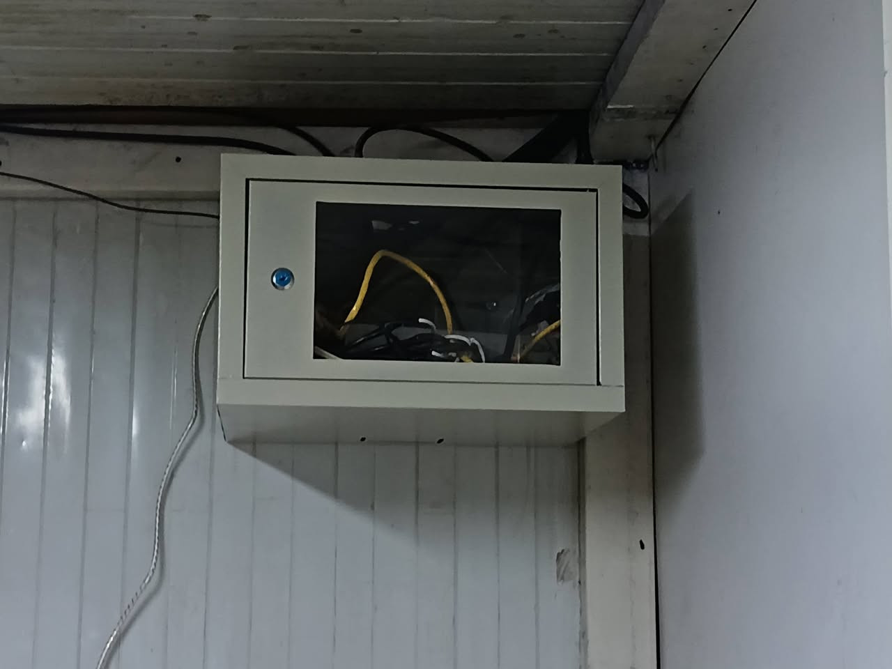 📹 صيانة احترافية لمنظومات كاميرات المراقبة 🔧
تم إنجاز صيانة في #بغداد منطقه #بسمايه  وتنظيم منظومة مراقبة متكاملة مكونة من (8) كاميرا، مع إعادة ترتيب المنضومه  بشكل يضمن أداء مستقر ومظهر هندسي نظيف.

🔹 الأعمال المنفذة:
معالجة الأعطال وتحسين جودة الصورة لجميع الكاميرات  

✔️إعادة تنظيم وتمديد الوايرات داخل (راك حجم 2 يونت) بوكس مخصص بطريقة مرتبة وآمنة
تجميع الكيبلات وتثبيتها بشكل احترافي لتفادي التشابك والتلف

✔️تم فرمته جهاز  xvr   واعاده ضبط مصنع وانشاء رمز جديد 
 
✔️تم فرمته الهارد
التأكد من استمرارية التسجيل وربط النظام بدون تقطيع

✔️تم ربط كامرات على تليفون برنامج خاص شركه دهوا DMSS 

✔️ تم اضافه كامرات عدد 2 نوع دهوا الاصلي دقه 2 ميكا صوره صوت 

✨ تم تسليم العمل بحالة ممتازة من حيث الأداء والترتيب، مع مراعاة أدق التفاصيل الفنية.
📍 تنفيذ أعمال صيانة ونصب كاميرات في بغداد وبأفضل الأسعار
📞 تواصل ويانه لأي استفسار أو خدمة. *********** مهندس يوسف
