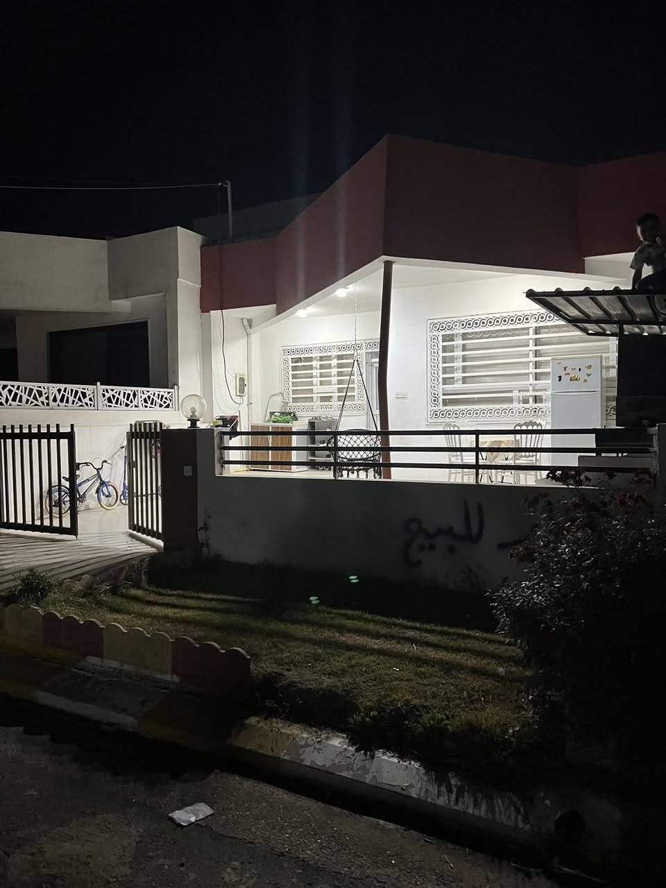 سلام عليكم بيت للبيع اربيل شقلاوة مجمع ائفاس ستي كامل مؤثث مساحه 160 متر غرفتين نوم صاله و حولي  ومطبخ صحيات كراج حديقه يسجل بأسم كل من يحمل الجنسيه العراقيه خدمات كهرباء ماء موجود السعر (4) دفاتر و (35) ورقه وبي مجال 
 للإستفسار على الرقم ***********
متواجد واتساب ملاحظه البيت بأسمي
